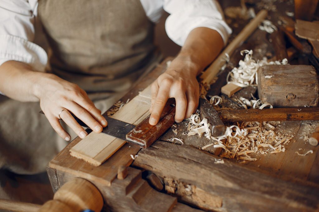 Un carpentiere al lavoro